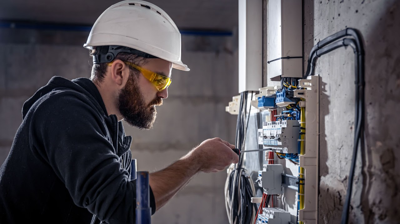 Tecnico realizando instalacion profesional